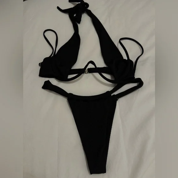 Bikinis - Picture 2 of 6